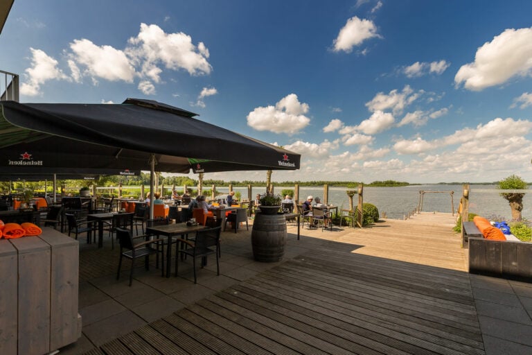 Terras aan het water bij amersfoort