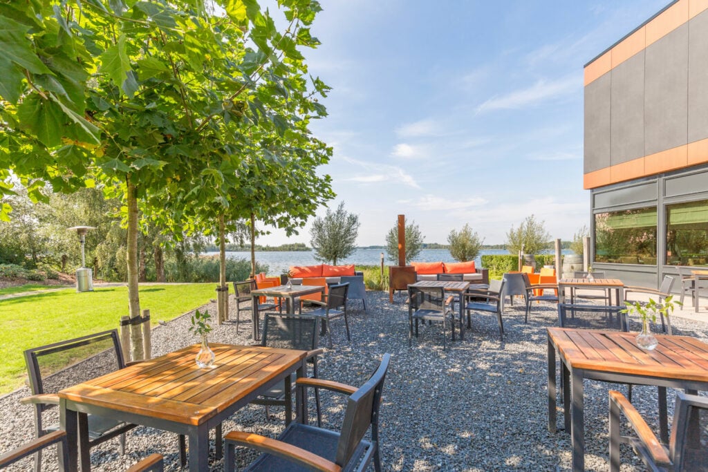 Terras aan het water bij Postillion Hotel Amersfoort Veluwemeer